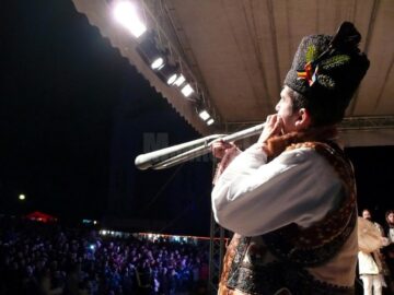 Mii de oameni din Fălticeni și din împrejurimi s-au bucurat de darul oferit de cetele de colindători