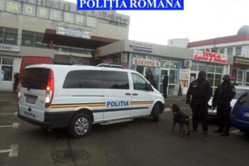 Impunătorii polițiști cu cagule și arme în mână, în centrul Sucevei