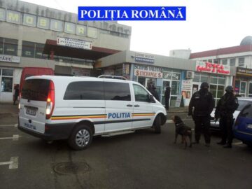 Impunătorii polițiști cu cagule și arme în mână, în centrul Sucevei