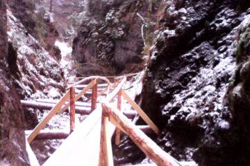 Traseul turistic spre Rarău, prin Moara Dracului, a fost amenajat cu un sistem format din mai multe punți