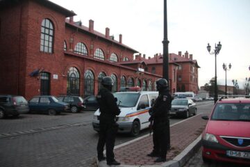 „Mascații” Poliției patrulează în zonele aglomerate cu armele automate în mână
