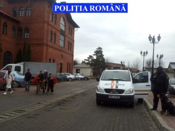 „Mascații” Poliției patrulează în zonele aglomerate cu armele automate în mână
