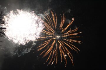 Fascinant spectacol de artificii la “Revelionul în aer liber”organizat de Primăria Suceava
