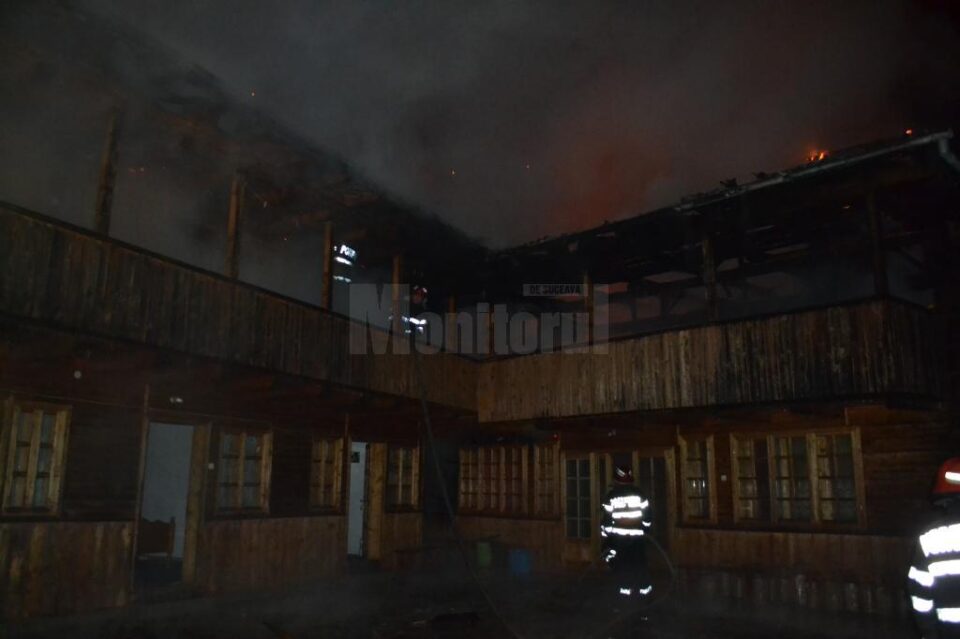 Casă din Voroneț, în care erau cazați 18 turiști, cuprinsă de flăcări de Revelion