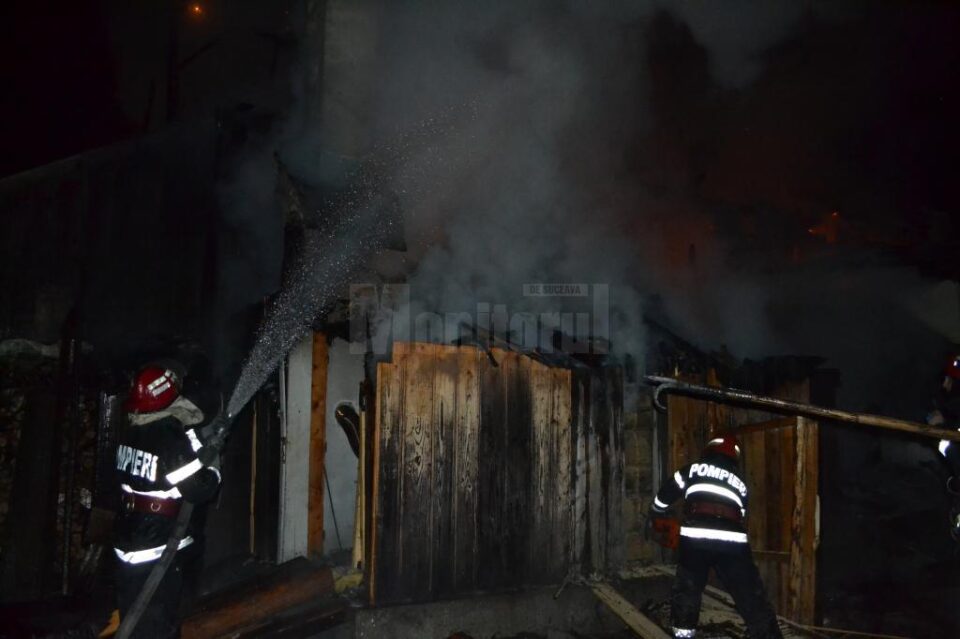 Casă din Voroneț, în care erau cazați 18 turiști, cuprinsă de flăcări de Revelion