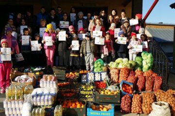 Surplusul de produse alimentare cumpărate a fost donat copiilor de la Așezământul „Sfântul Leontie” din Rădăuți