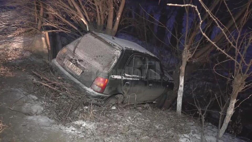 Autoturismul Nissan Micra s-a izbit în doi copaci aflați la marginea drumului