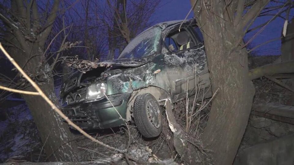 Autoturismul Nissan Micra s-a izbit în doi copaci aflați la marginea drumului