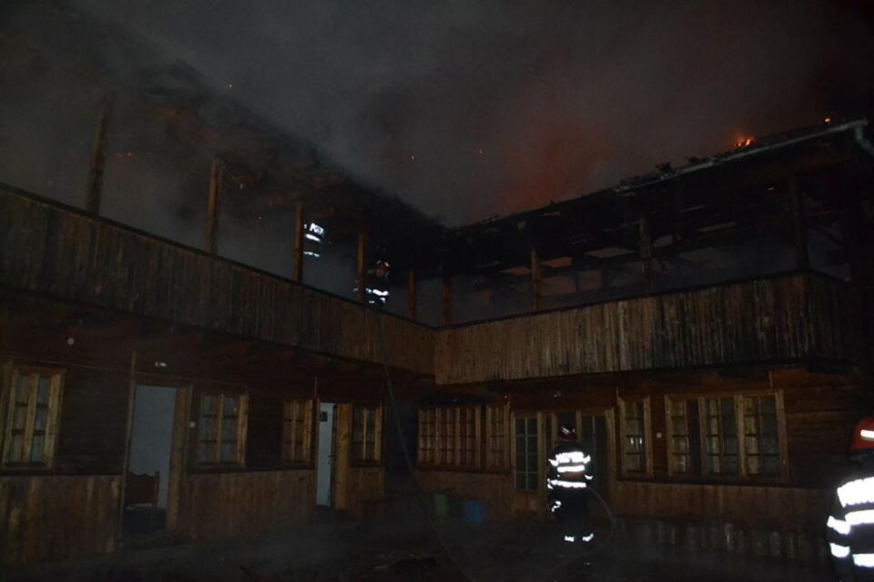 Incendiul a cuprins parterul și etajul pensiunii construite din lemn