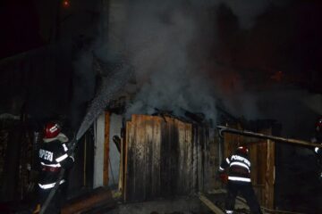 Pensiune plină cu turiști, cuprinsă de flăcări în noaptea de Revelion