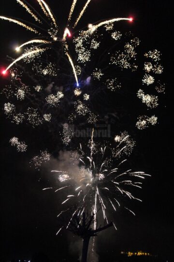 Fascinant spectacol de artificii la “Revelionul în aer liber” organizat de Primăria Suceava