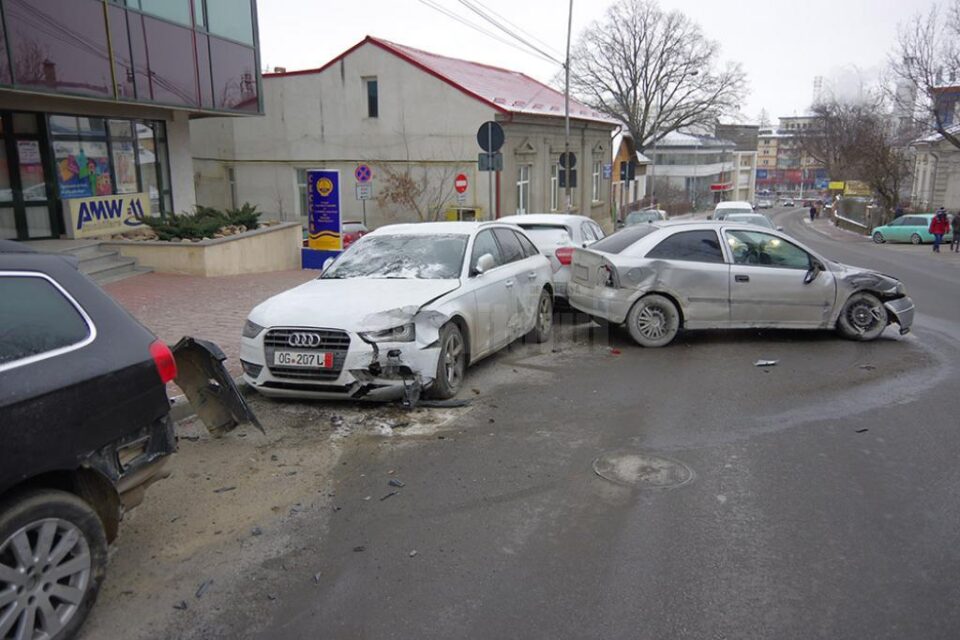 Opelul s-a rotit pe drum și a ciocnit în plin mașinile aflate pe marginea drumului