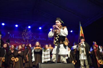 Grupul folcloric al Școlii Vatra Moldoviței a câștigat locul I la Festivalul de datini „Marmația”
