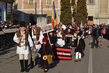Grupul folcloric al Școlii Vatra Moldoviței a câștigat locul I la Festivalul de datini „Marmația”