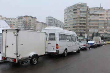 Locuri de parcare ocupate de microbuze și autoutilitare