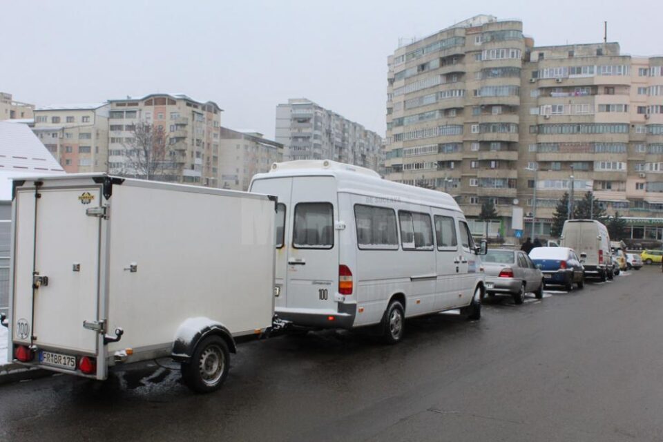 Locuri de parcare ocupate de microbuze și autoutilitare
