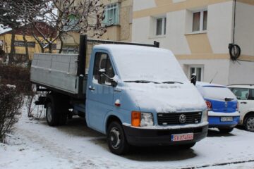 Locuri de parcare ocupate de microbuze și autoutilitare