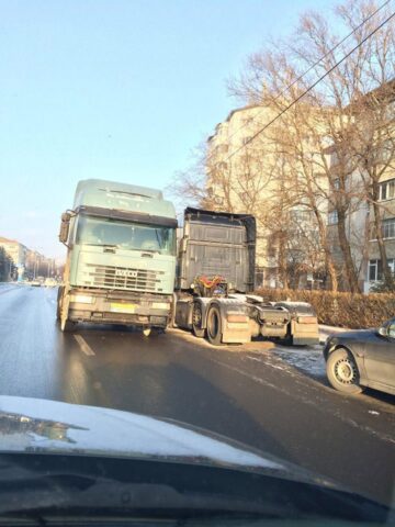 Străzile Sucevei, transformate în parcare de camioane
