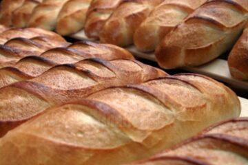 Transport cu produse de panificație fără acte, oprit de polițiști