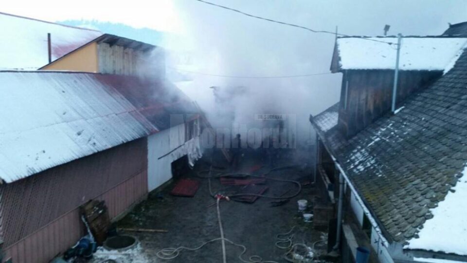 Incendiul izbucnit luni după-amiază în satul Mironu din comuna Valea Moldovei a mistuit anexele unei gospodării