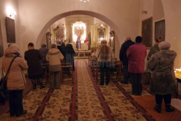 Potrivit tradiției, armenii au postit ultima săptămână înainte de Crăciun, iar aseară, la finalul Liturghiei, credincioșii au fost împărtășiți cu azimă