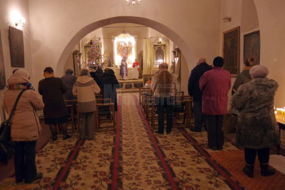 Potrivit tradiției, armenii au postit ultima săptămână înainte de Crăciun, iar aseară, la finalul Liturghiei, credincioșii au fost împărtășiți cu azimă Potrivit tradiției, armenii au postit ultima săptămână înainte de Crăciun, iar aseară, la finalul Liturghiei, credincioșii au fost împărtășiți cu azimă