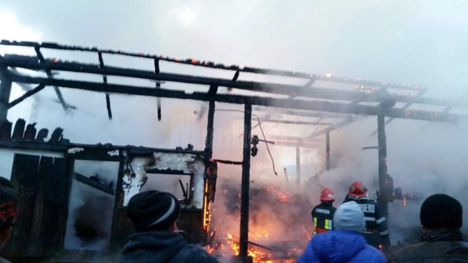 Incendiul izbucnit luni după-amiază în satul Mironu din comuna Valea Moldovei a mistuit anexele unei gospodării