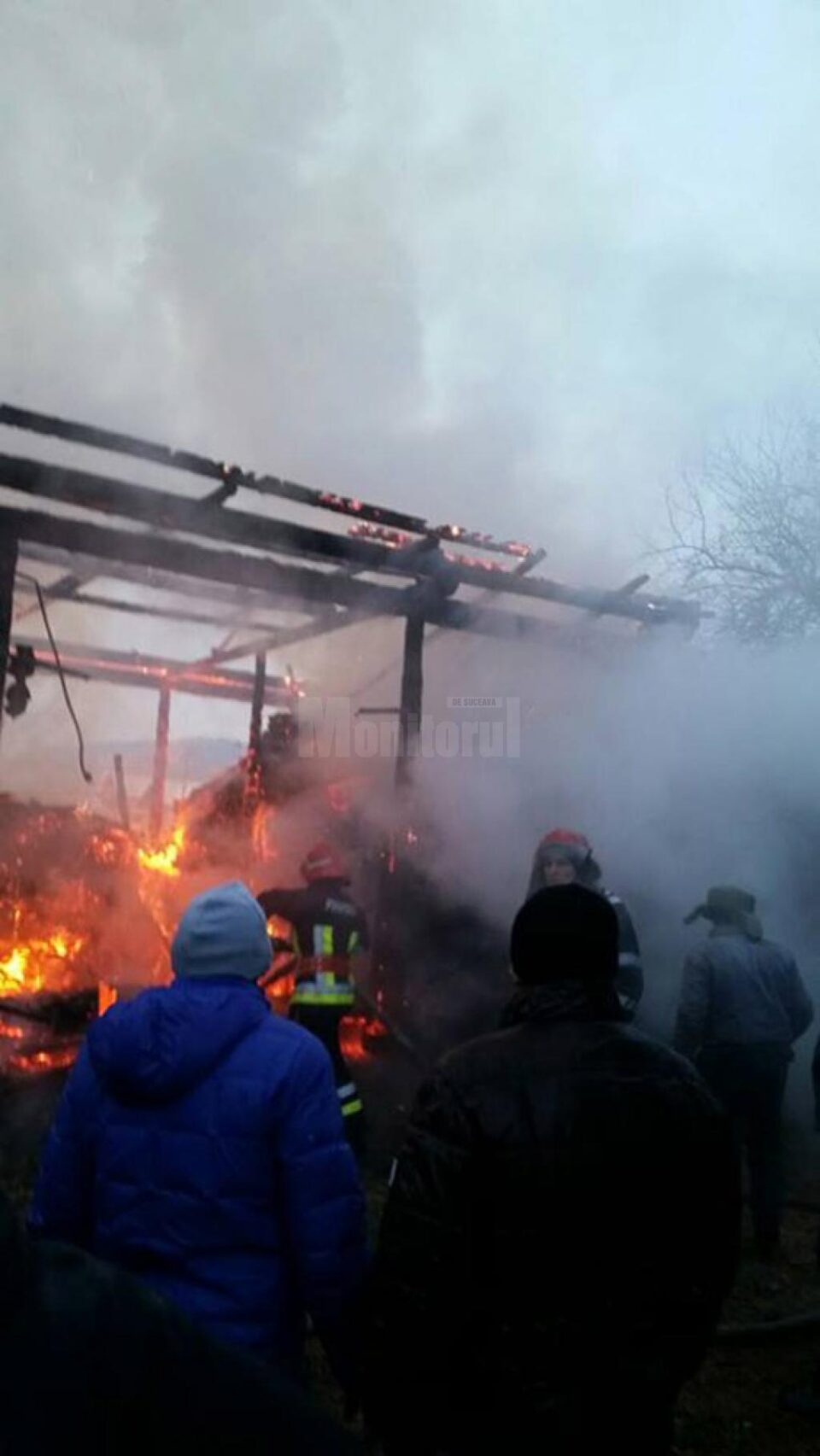 Incendiul izbucnit luni după-amiază în satul Mironu din comuna Valea Moldovei a mistuit anexele unei gospodării