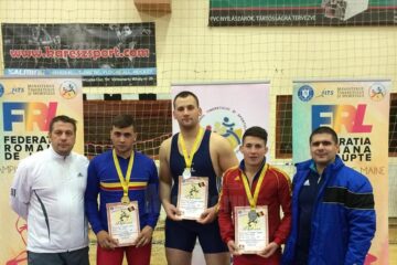 Antrenorii Daniel Ciubotaru (stânga) și Andrei Bolohan (dreapta), alături de sportivii Daniel Blănari, Constantin Huțuleac și Teodor Horătău
