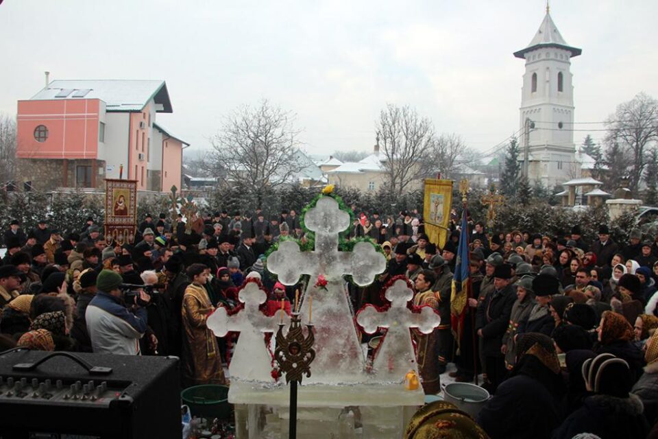 Sute de credincioși, prezenți la slujba de sfințire a apei, în ziua de Bobotează, la Bosanci Sute de credincioși, prezenți la slujba de sfințire a apei, în ziua de Bobotează, la Bosanci