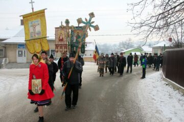 Preotul împreună cu pompierii voluntari și credincioșii, în procesiune de sfințire la Bosanci