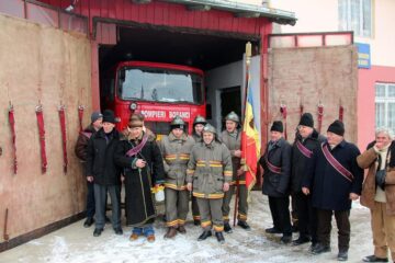 Preotul împreună cu pompierii voluntari și credincioșii, în procesiune de sfințire la Bosanci
