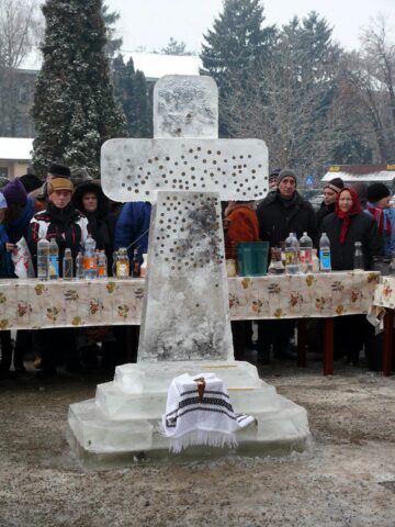 La Bobotează, cruci de gheață și în zona Fălticeni
