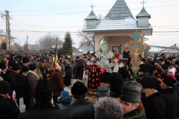 Preotul împreună cu pompierii voluntari și credincioșii, în procesiune de sfințire la Bosanci
