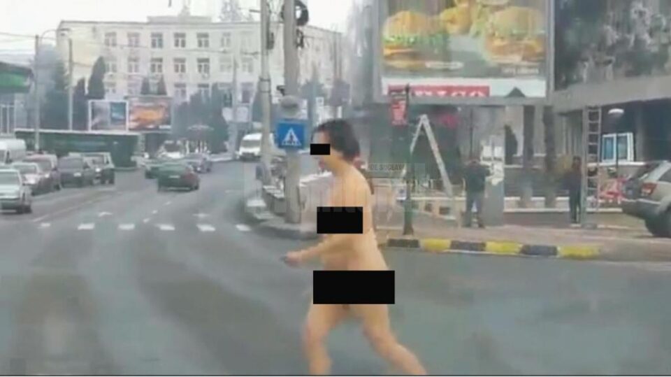 Dezbrăcată complet, o femeie a mers ieri pe străzile Sucevei, în plină zi
