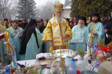Numeroși credincioși prezenți la slujba Bobotezei, la Mănăstirea Sf. Ioan cel Nou