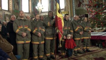 Preotul împreună cu pompierii voluntari și credincioșii, în procesiune de sfințire la Bosanci