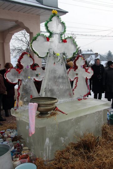 Preotul împreună cu pompierii voluntari și credincioșii, în procesiune de sfințire la Bosanci
