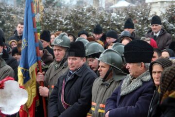Preotul împreună cu pompierii voluntari și credincioșii, în procesiune de sfințire la Bosanci