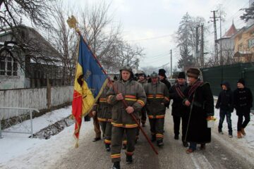 La procesiunea de sfințire iau parte pompierii voluntari care păstrează drapelul de peste 120 de ani