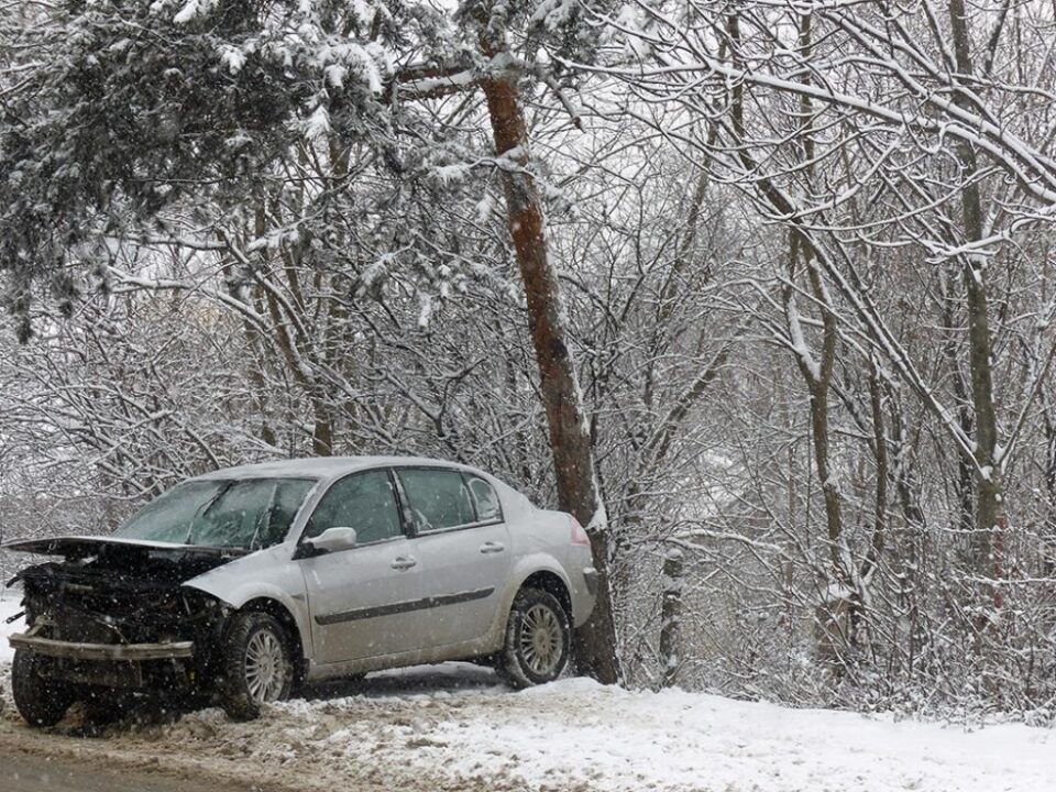 Cele două mașini s-au ciocnit violent