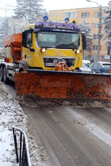 Utilajele de deszăpezire au acționat fără oprire, de la 1.30 dimineața, prioritate având principalele artere de circulație