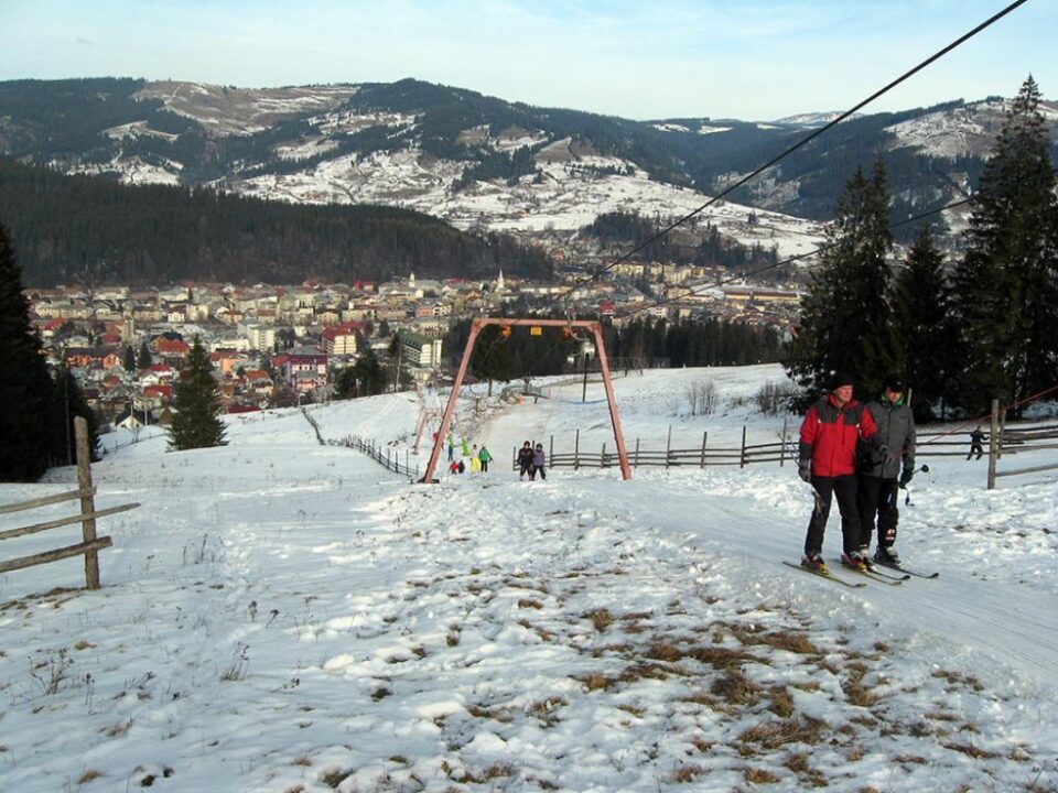 În casele dornenilor, la firmele și instituțiile alimentate de centrală, inclusiv Spitalul Municipal, mercurul termometrelor a coborât până la 17 grade Celsius