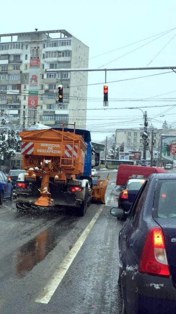 Utilajele de deszăpezire au acționat fără oprire, de la 1.30 dimineața, prioritate având principalele artere de circulație