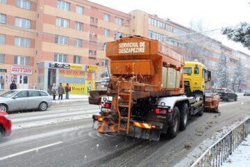 Utilajele de deszăpezire au acționat fără oprire, de la 1.30 dimineața, prioritate având principalele artere de circulație