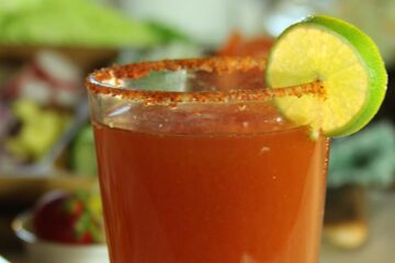 Michelada (băutură mexicană pentru mahmuri). Foto: corazonenplatillo.com