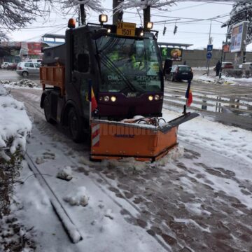 Deszăpezirea trotuarelor s-a făcut atât cu utilaje cât și manual, dar tot s-a circulat destul de greu, din cauza zăpezilor depuse