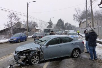 Cele două mașini s-au ciocnit violent