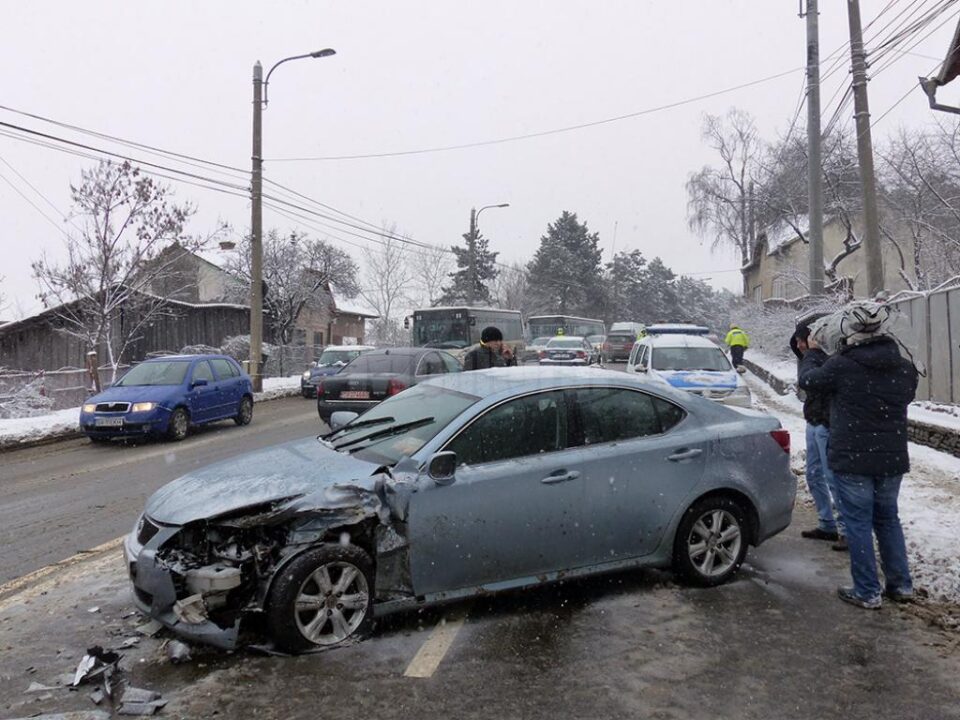 Cele două mașini s-au ciocnit violent
