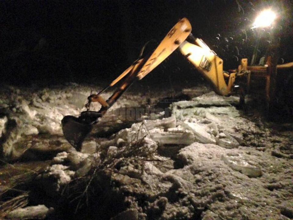 Excavatoarele au deblocat albia plină de zăpoare